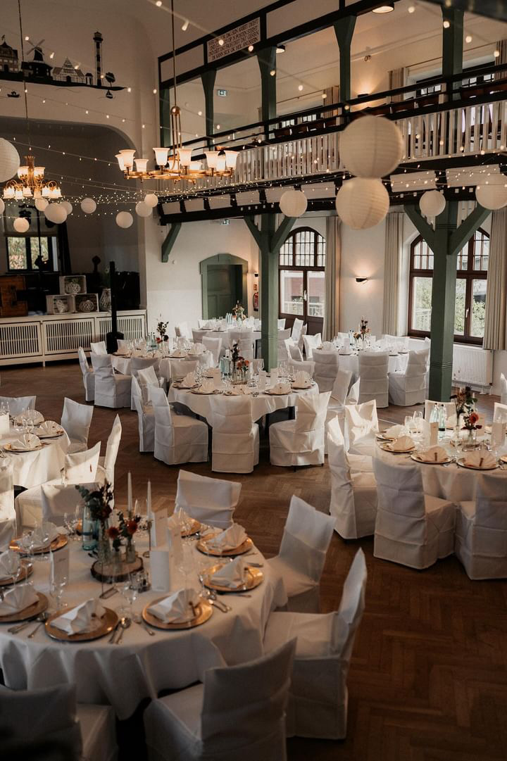 Hochzeitslocation: Großer Saal mit Galerie. - Fährhaus Kirschenland