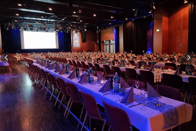 Hochzeitslocation: Dinner im Saal der Neuen Stadthalle Langen  - Neue Stadthalle Langen & Restaurant The Prime Cut