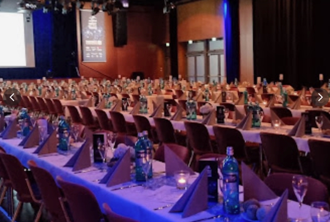 Hochzeitslocation: Dinner im Saal der Neuen Stadthalle Langen  - Neue Stadthalle Langen & Restaurant The Prime Cut