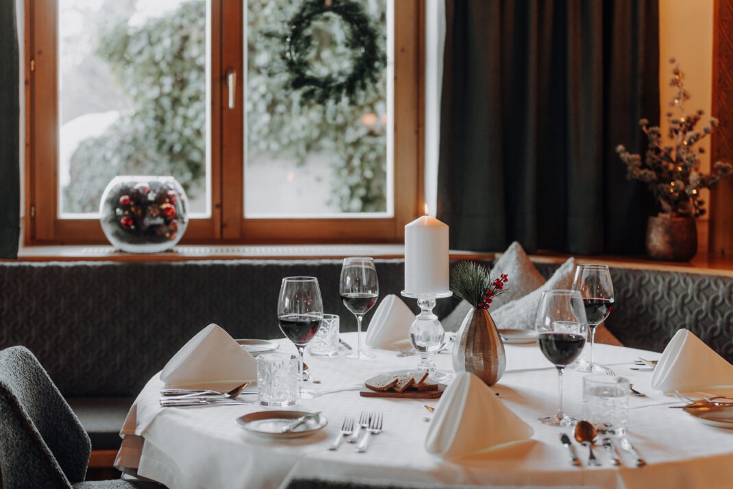 Hochzeit: Magische Hochzeitsfotos vor der beeindruckenden Bergkulisse des Salzburger Landes.
 - Gut Berg Naturhotel & Stadl