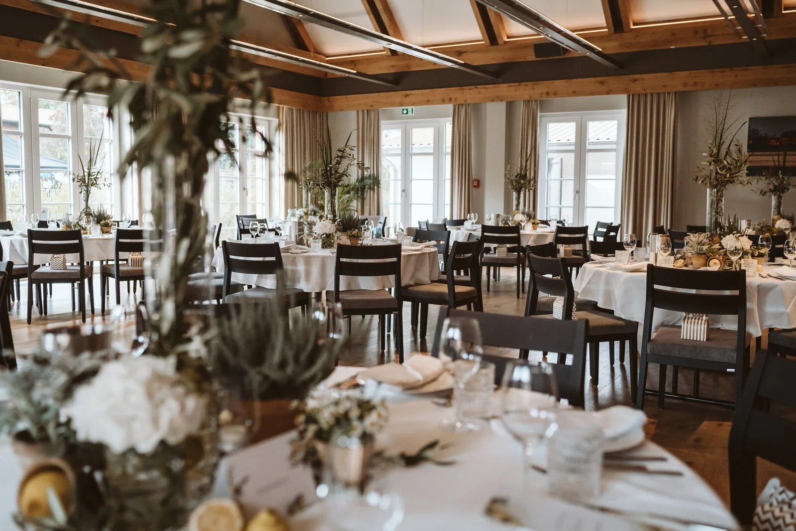 Wedding - Sommerhochzeit - Die stilvolle Festscheune im Seehotel Zarrentin bietet den perfekten Rahmen für unvergessliche Hochzeitsfeiern.  
 - Seehotel Zarrentin