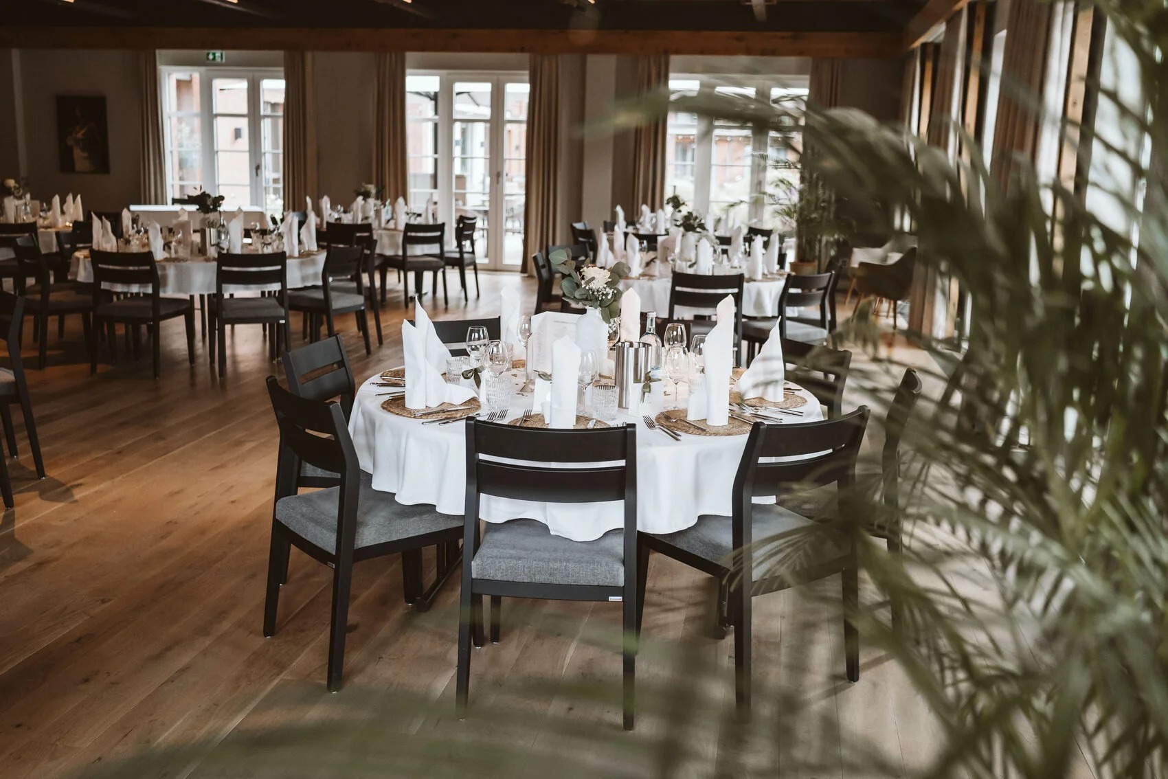 Wedding - Sommerhochzeit - Liebevoll dekorierte Hochzeitstafel für festliche Momente in stilvollem Ambiente.   - Seehotel Zarrentin