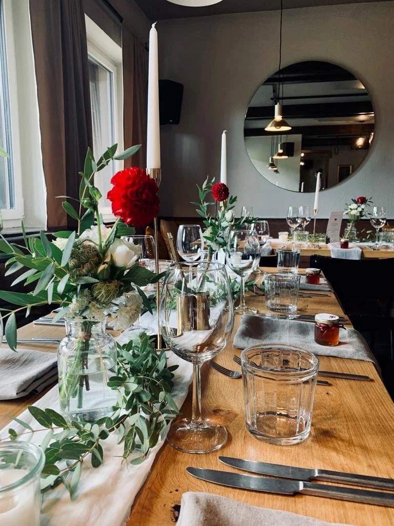 Edelfuchs - Rote Lache Angaben zu den Festsälen Zwei separate Restaurant-Räume im Haupthaus