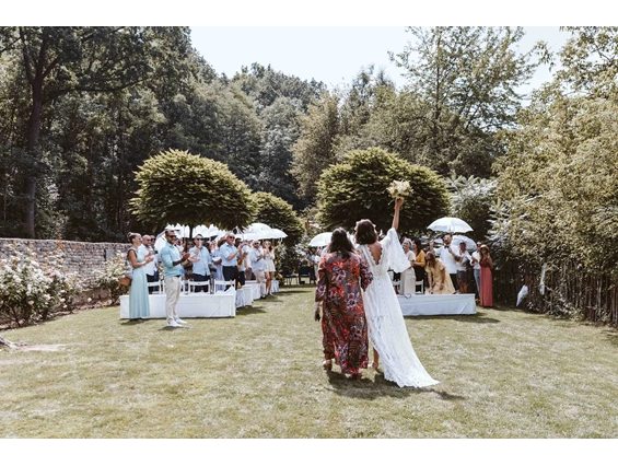 Hochzeit: Heiraten in der Stadtflucht Bergmühle in unserem wunderbaren Rosengarten in 2123, Kornberg. - Stadtflucht Bergmühle