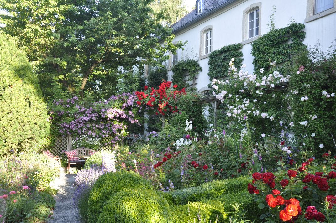 Hochzeitslocation: Den Nachmittag im Garten genießen. Entdecken des über 4000 qm großen Garten- und Wiesengrundstücks - Landhausgarten Bunzmann