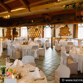 Hochzeit: Hochzeit 20.06.2015
Hier sieht man noch einmal den unteren Saalbereich mit runden Tischen und den Hussen. - Gasthof Wösner