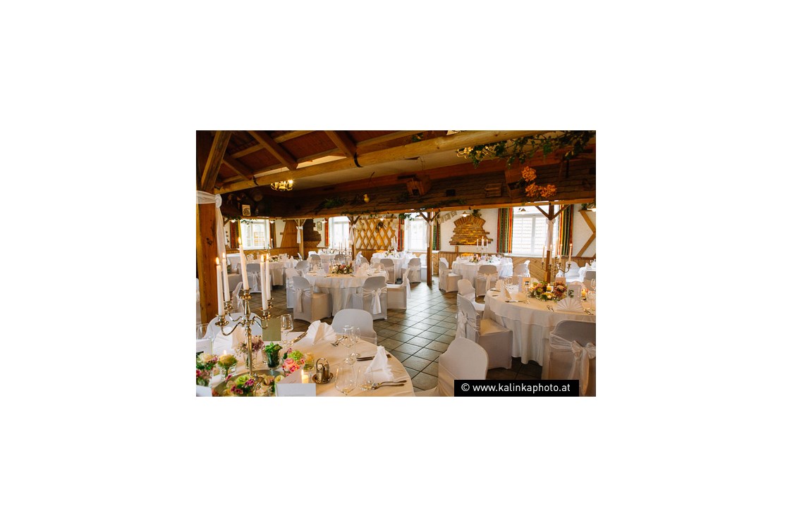Hochzeit: Hochzeit 20.06.2015
Hier sieht man noch einmal den unteren Saalbereich mit runden Tischen und den Hussen. - Gasthof Wösner