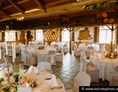 Hochzeit: Hochzeit 20.06.2015
Hier sieht man noch einmal den unteren Saalbereich mit runden Tischen und den Hussen. - Gasthof Wösner