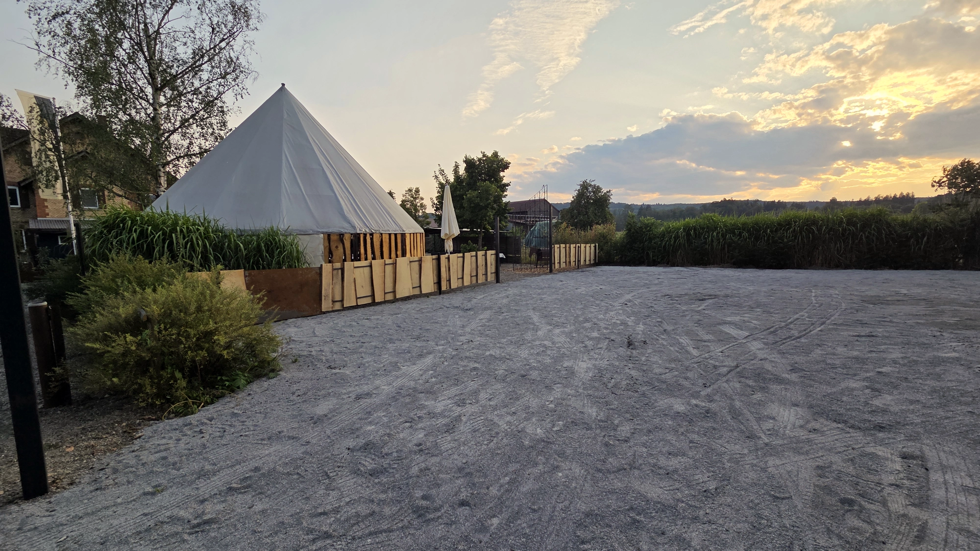 Hochzeit: Festzelt/Parkplatz - Hildes Kulisse