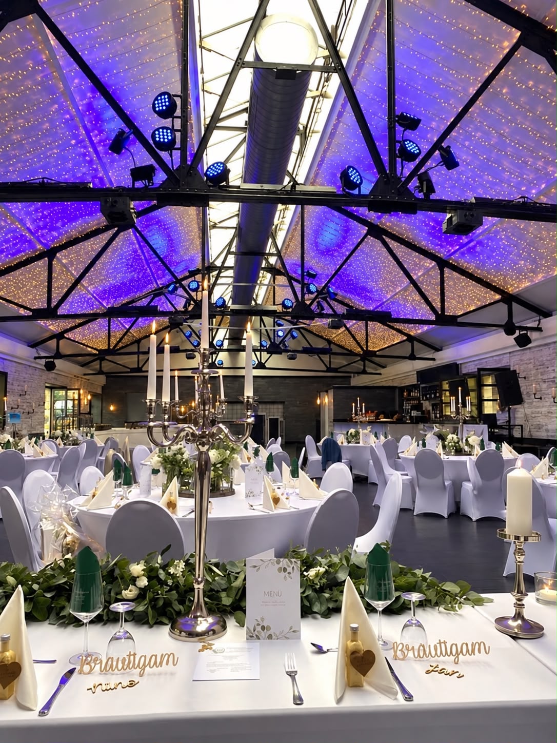 Mariage - Spielplatz - Gelsenkirchen - Festlich eingedeckter Veranstaltungsraum von Haus am See Events in Bochum mit großzügigen Tafeln und stimmungsvoller Beleuchtung – ideal für Hochzeiten, Hochzeitsfeiern und festliche Veranstaltungen.“ - Haus am See Events