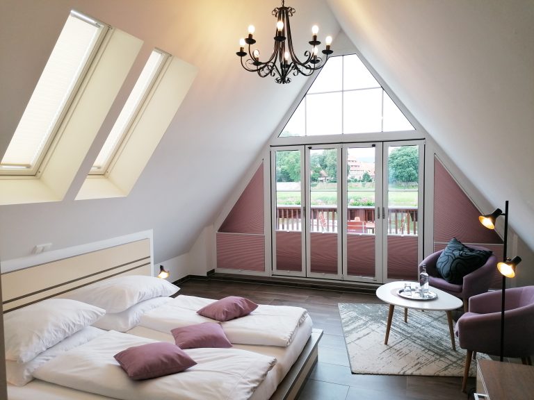 Hochzeit: Das Fährhaus Appartement im Dachgeschoss des Fährhäuschens - Beliebt bei Hochzeitsgästen - Grohnder Fährhaus