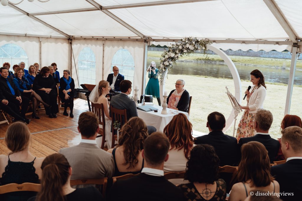Hochzeit: Freie Trauuung im Festzelt auf der Weserwiese - Grohnder Fährhaus