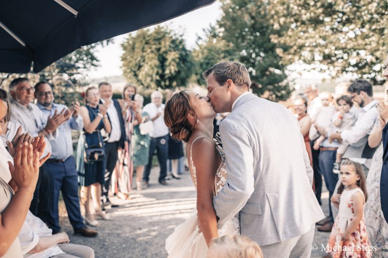 Hochzeit: Gäste im Rosengarten - Grohnder Fährhaus