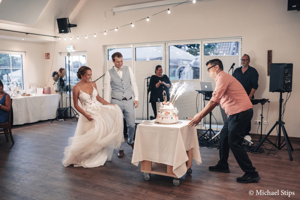 Hochzeit: Überraschung - Die Hochzeitstorte kommt - Grohnder Fährhaus
