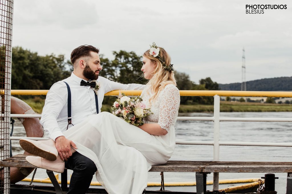 Hochzeit: Fotoshooting mit dem Fotografen auf der Weserfähre direkt vor unserer Tür. - Grohnder Fährhaus
