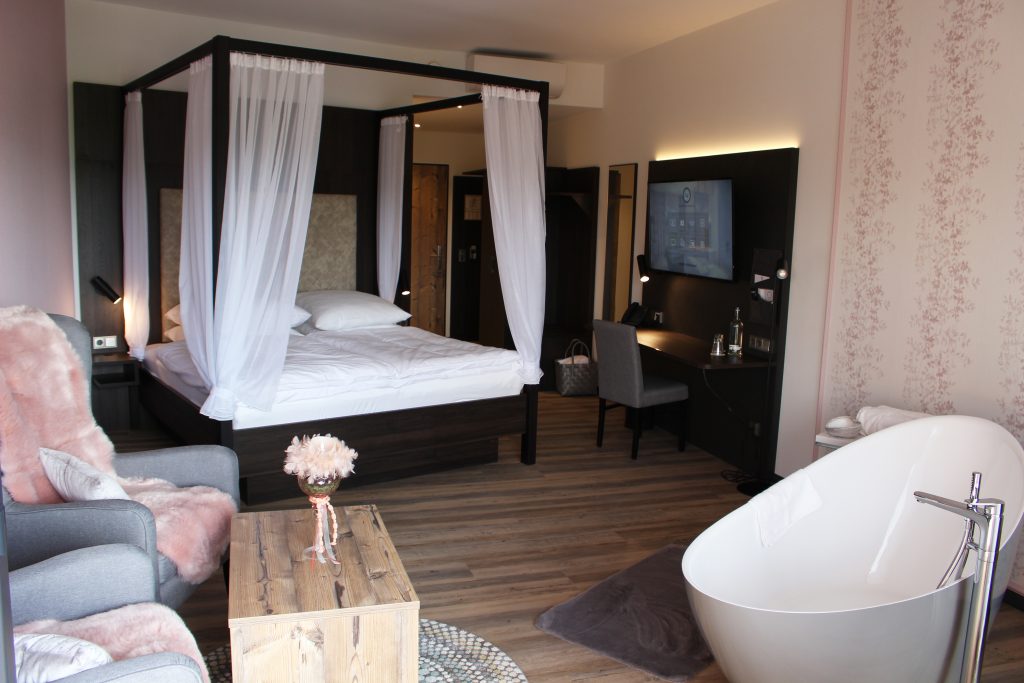 Hochzeit: Das Romantikzimmer mit freistehender Badewanne ist beliebt bei Hochzeitspaaren. - Grohnder Fährhaus