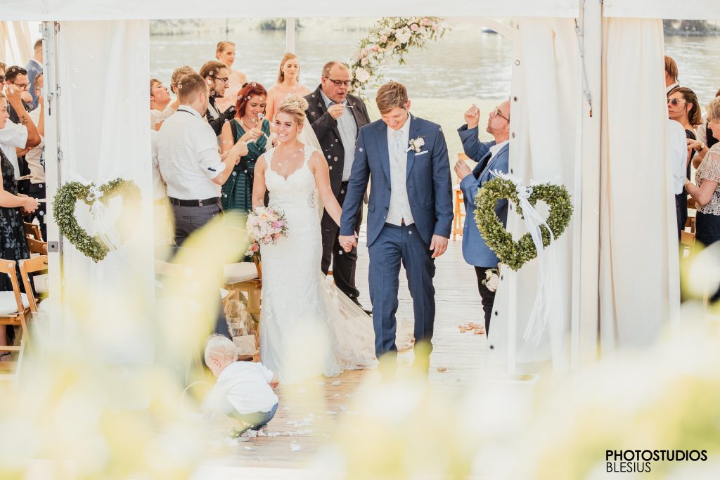 Hochzeit: Trauung im Festzelt auf der Weserwiese - unmittelbar am Wasser - Grohnder Fährhaus