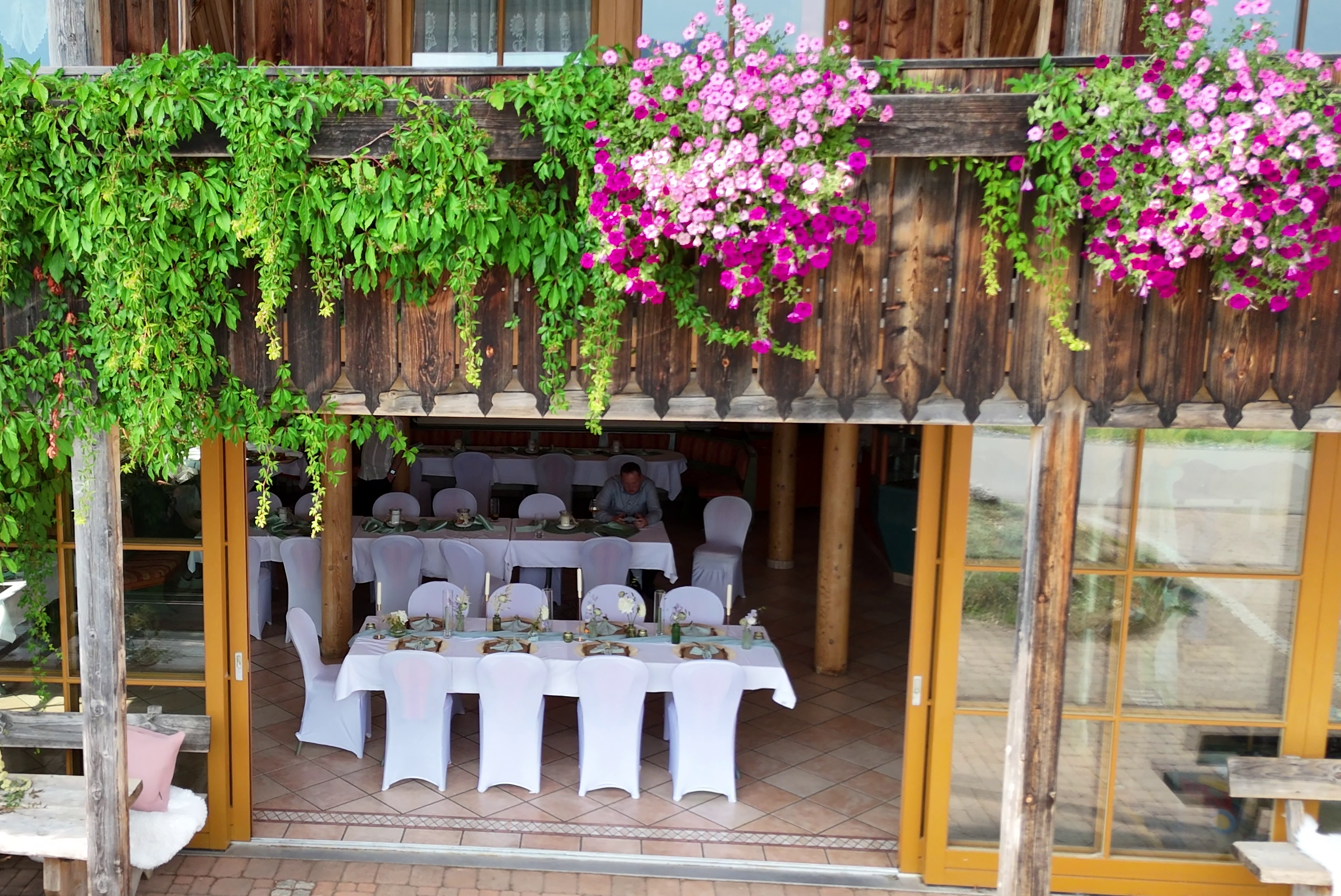 Hochzeit - Immenstadt im Allgäu - Die Glasfront der Hochzeitslocation Schnakenhöhe. - Schnakenhöhe