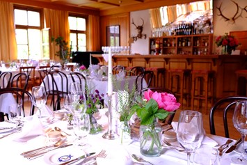Hochzeit: Kaminzimmer festlich gedeckt - Hotel Gasthof Hirschen Schwarzenberg