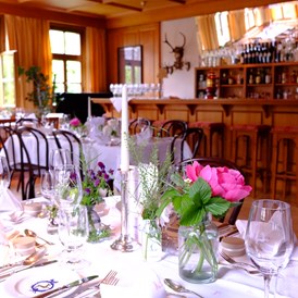 Hochzeit: Kaminzimmer festlich gedeckt - Hotel Gasthof Hirschen Schwarzenberg