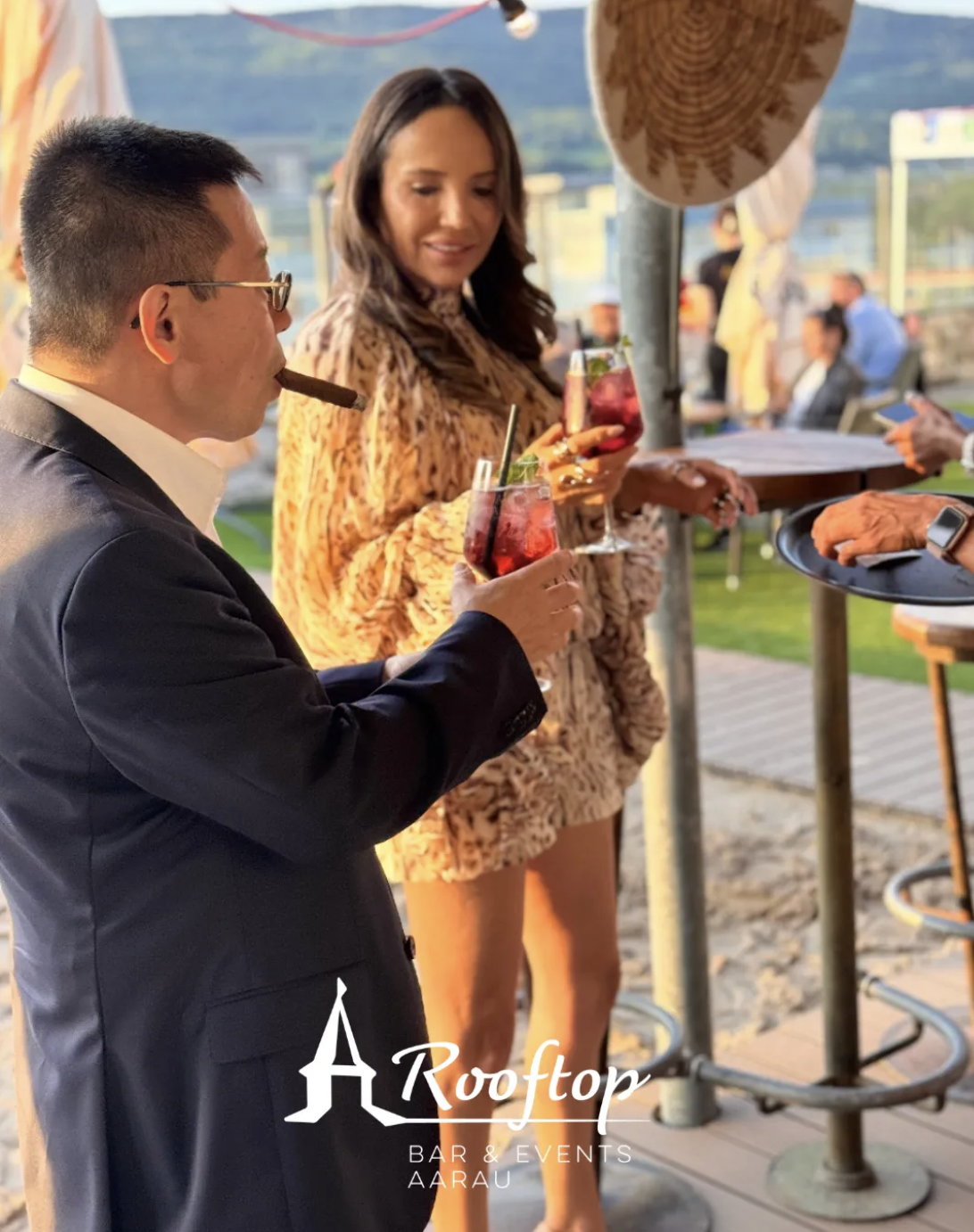 Mariage - Argovie - Stilvoller Apéro auf der Rooftop-Terrasse mit erfrischenden Drinks und besonderem Ambiente – ideal für Hochzeitsempfänge, Apéros und exklusive Feiern über den Dächern von Aarau. - Rooftop Aarau Bar & Events