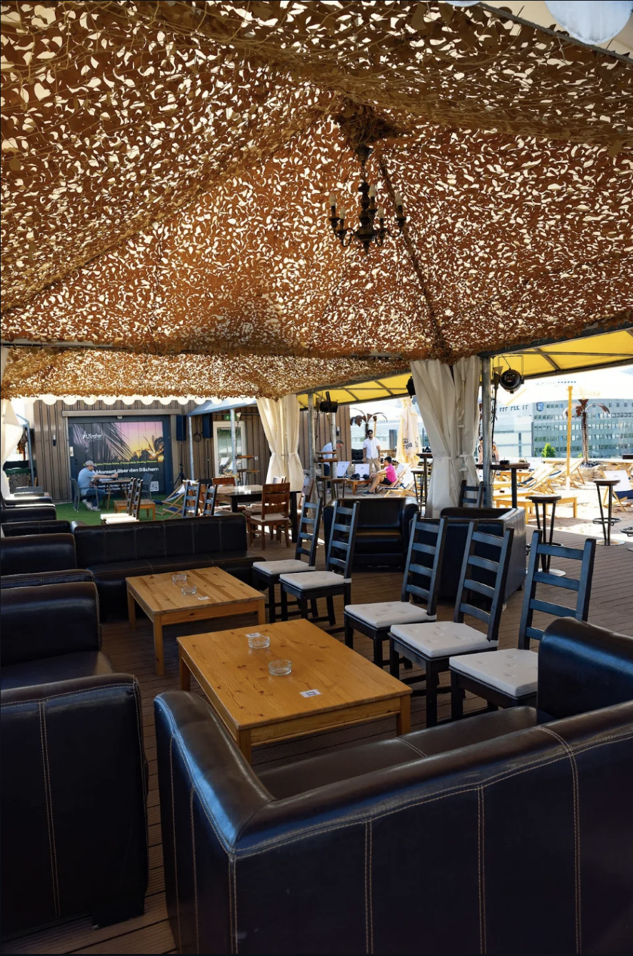 Hochzeit: Gemütlicher Lounge-Bereich auf der überdachten Rooftop-Terrasse – flexibel gestaltbar für Hochzeiten, Apéros und private Feiern bei jedem Wetter. - Rooftop Aarau Bar & Events
