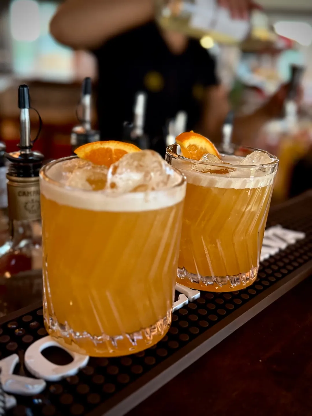 Hochzeit: Frisch zubereitete Cocktails vom Rooftop-Barteam – individuelle Drinks und Signature Cocktails für Hochzeiten, Apéros und besondere Feiern über den Dächern von Aarau. - Rooftop Aarau Bar & Events