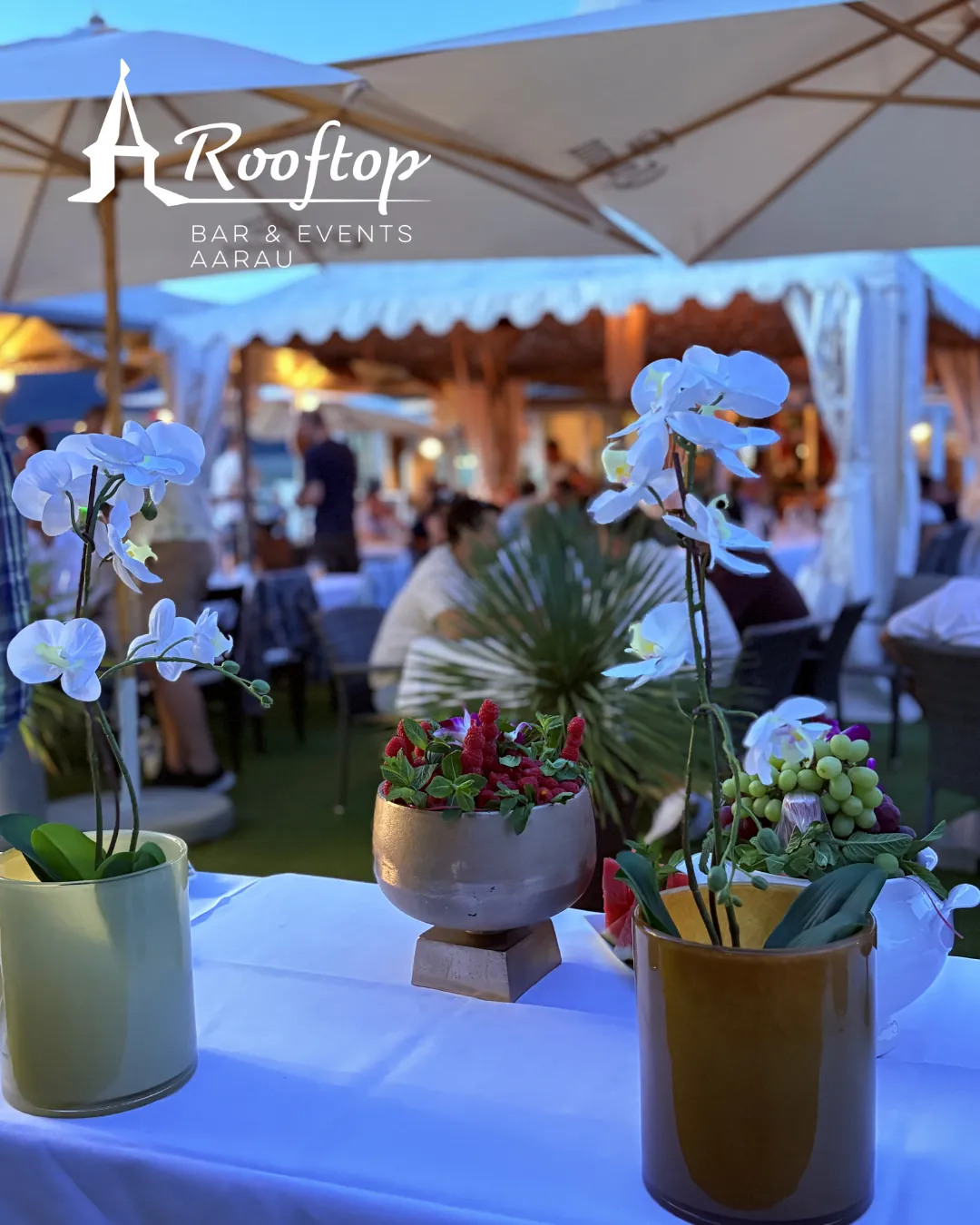 Hochzeit: Elegante Abendstimmung auf dem Rooftop mit stilvoller Blumendekoration und besonderem Ambiente – eine stimmungsvolle Kulisse für Hochzeiten und festliche Anlässe. - Rooftop Aarau Bar & Events