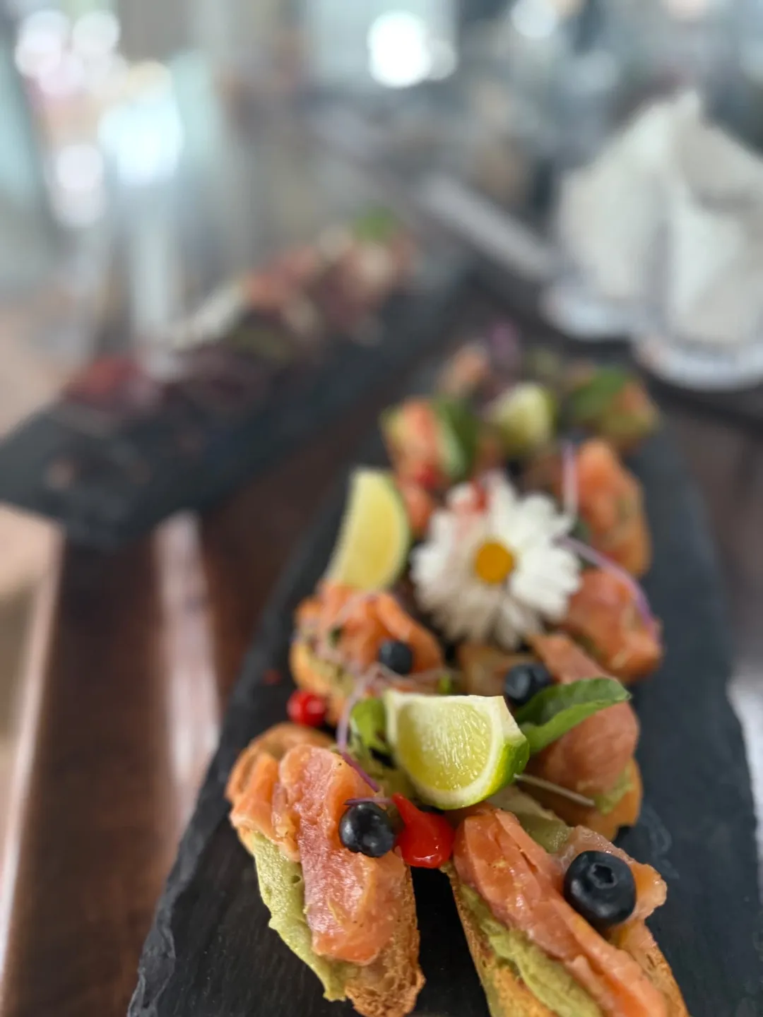Hochzeit: Feine Lachs-Crostini mit Avocado und frischen Beeren – stilvoll angerichtetes Fingerfood für Apéros, Hochzeiten und besondere Events auf dem Rooftop Aarau. - Rooftop Aarau Bar & Events