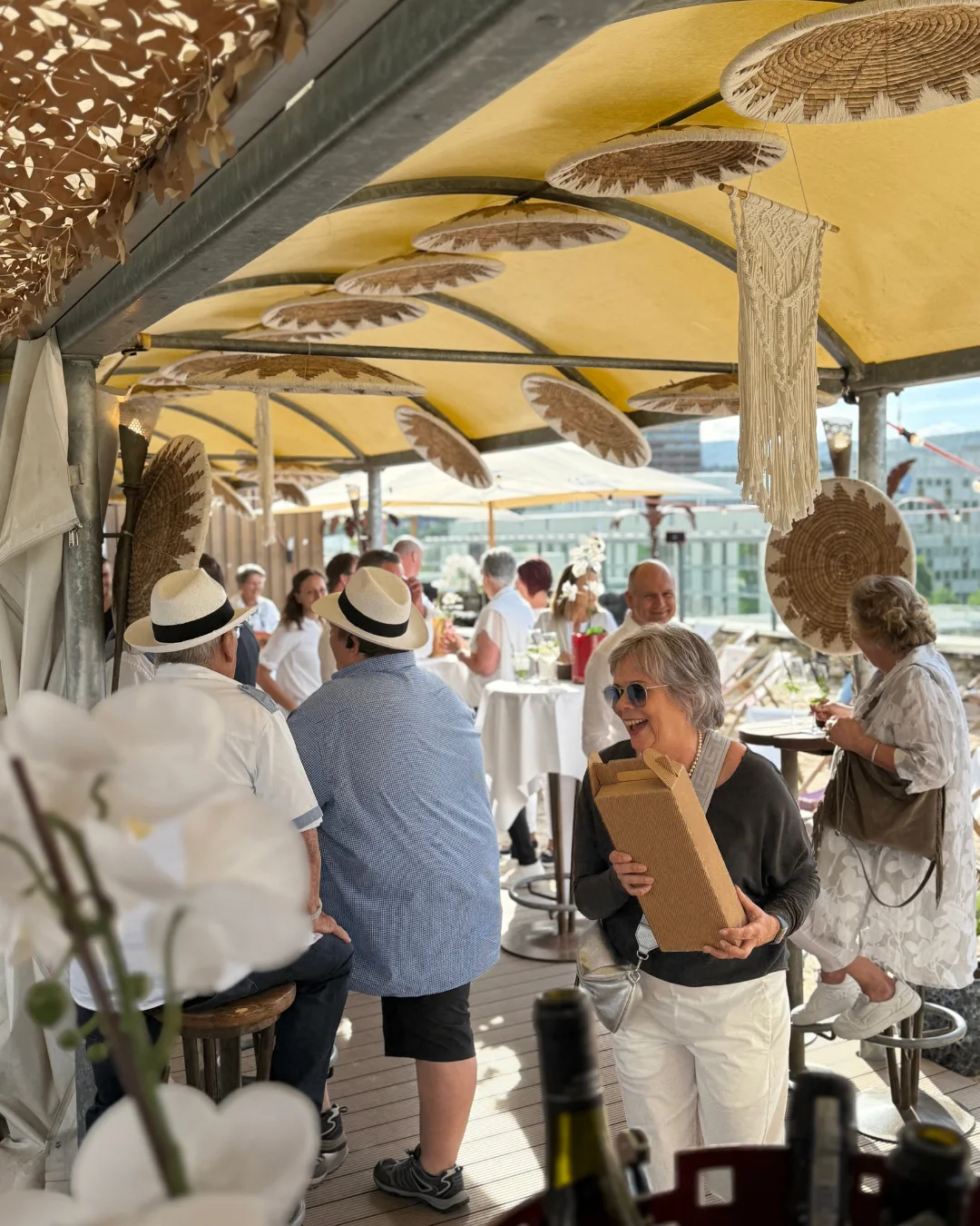 Hochzeit: Gesellige Feier auf der überdachten Rooftop-Terrasse – stilvolles Ambiente mit liebevoller Dekoration und viel Raum für besondere Anlässe und Hochzeiten. - Rooftop Aarau Bar & Events