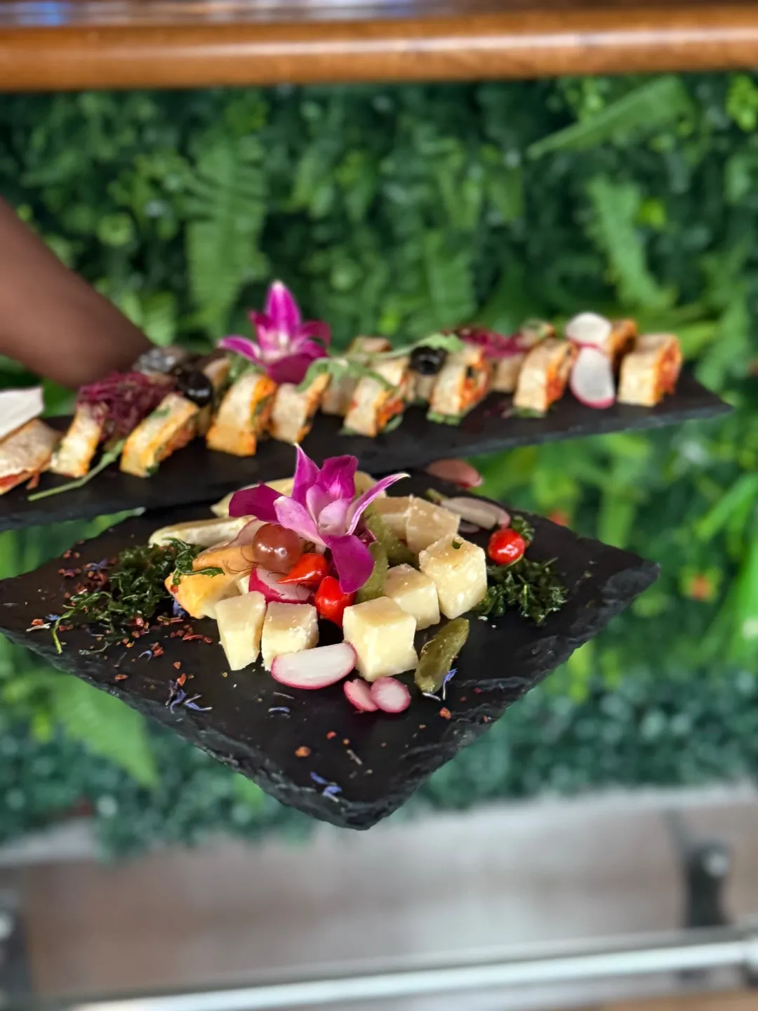 Hochzeit: Stilvoll angerichtete Apéro-Häppchen mit Käse, Gemüse und feiner Garnitur – vielseitiges Fingerfood für Hochzeiten, Empfänge und Events auf dem Rooftop Aarau. - Rooftop Aarau Bar & Events