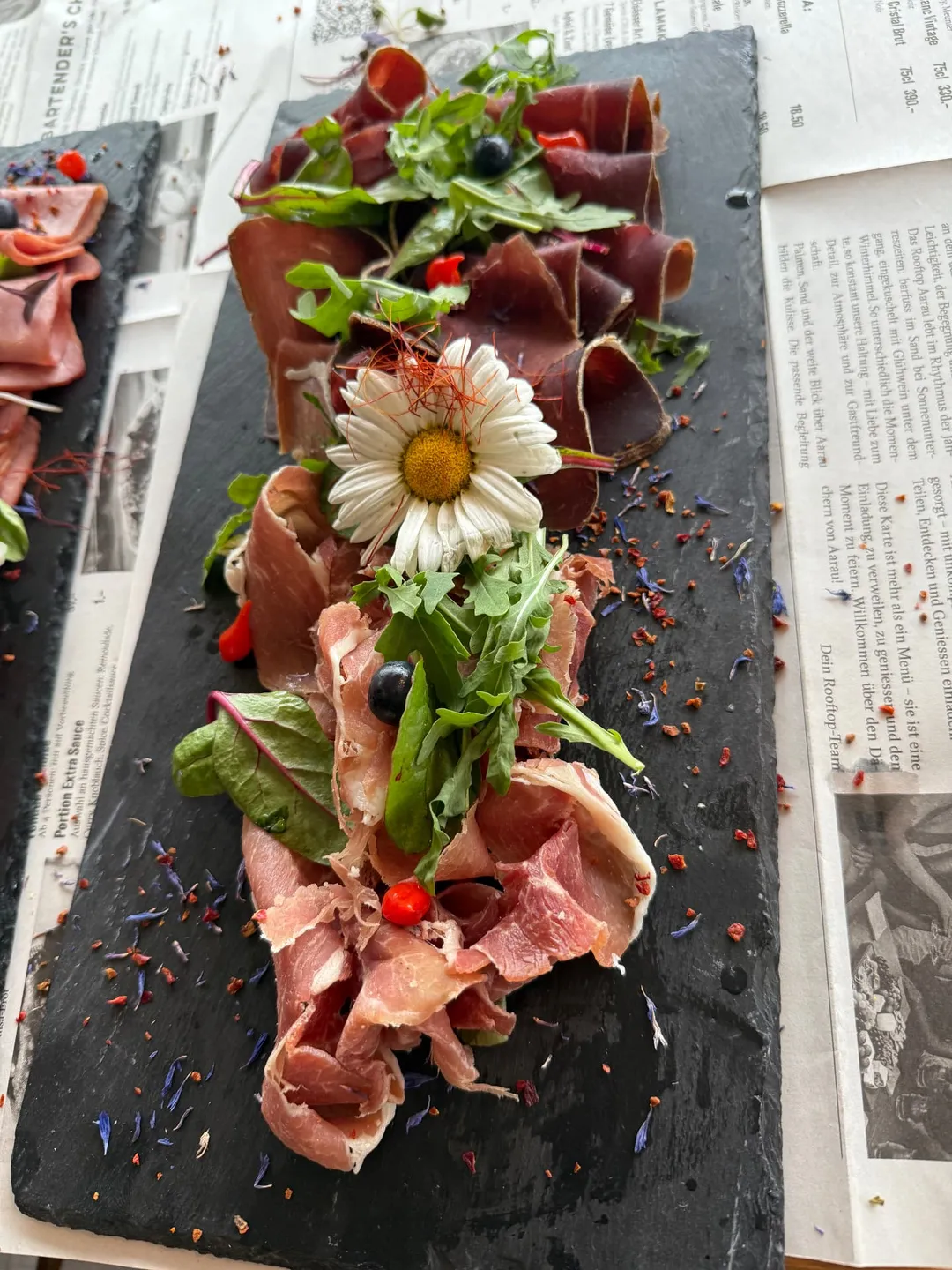 Hochzeit: Stilvoll angerichtete Auswahl an feinem Trockenfleisch mit frischem Grün und liebevoller Garnitur – ideal für Apéros, Hochzeiten und Events auf dem Rooftop Aarau. - Rooftop Aarau Bar & Events