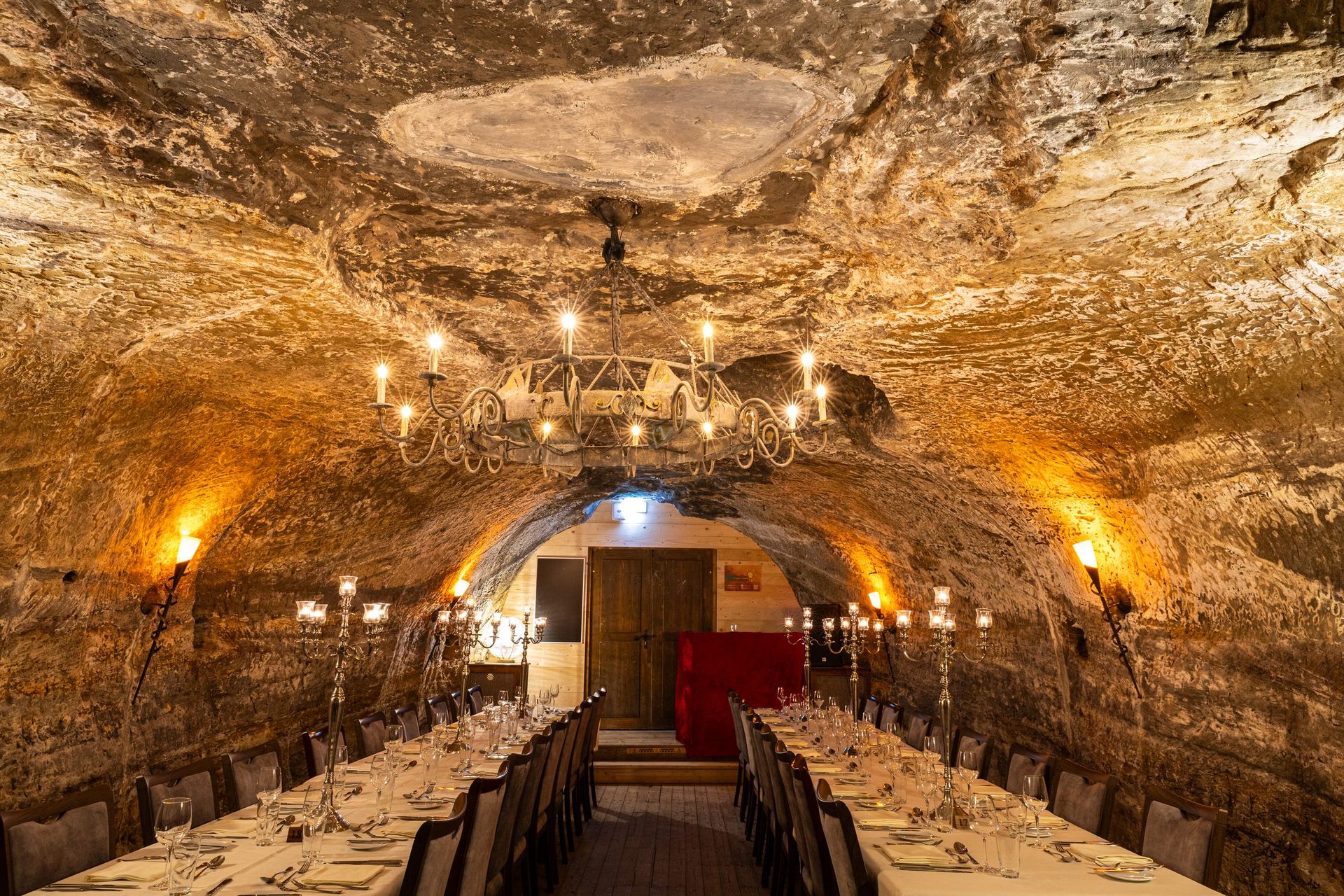 Hochzeit: Rittersaal – festlich gedeckte Tafeln unter historischem Gewölbe. - Felsenkeller Pfullendorf