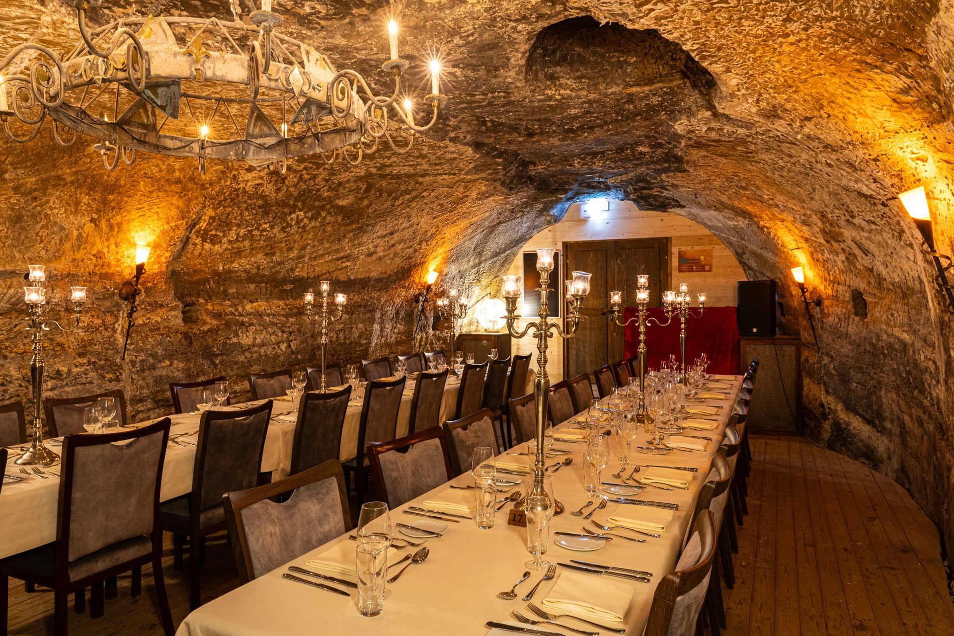Hochzeit: Rittersaal – Blick entlang der gedeckten Festtafel. - Felsenkeller Pfullendorf