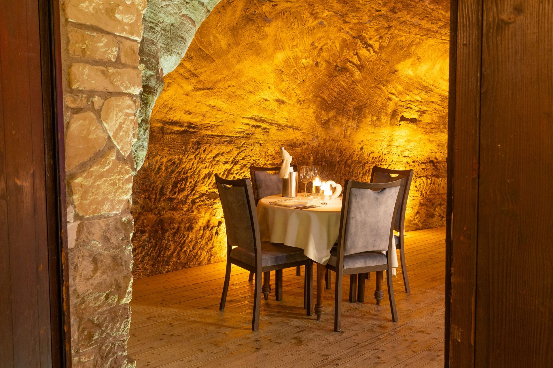 Hochzeit: Restaurant – gemütlicher Tisch in einer beleuchteten Gewölbenische. - Felsenkeller Pfullendorf
