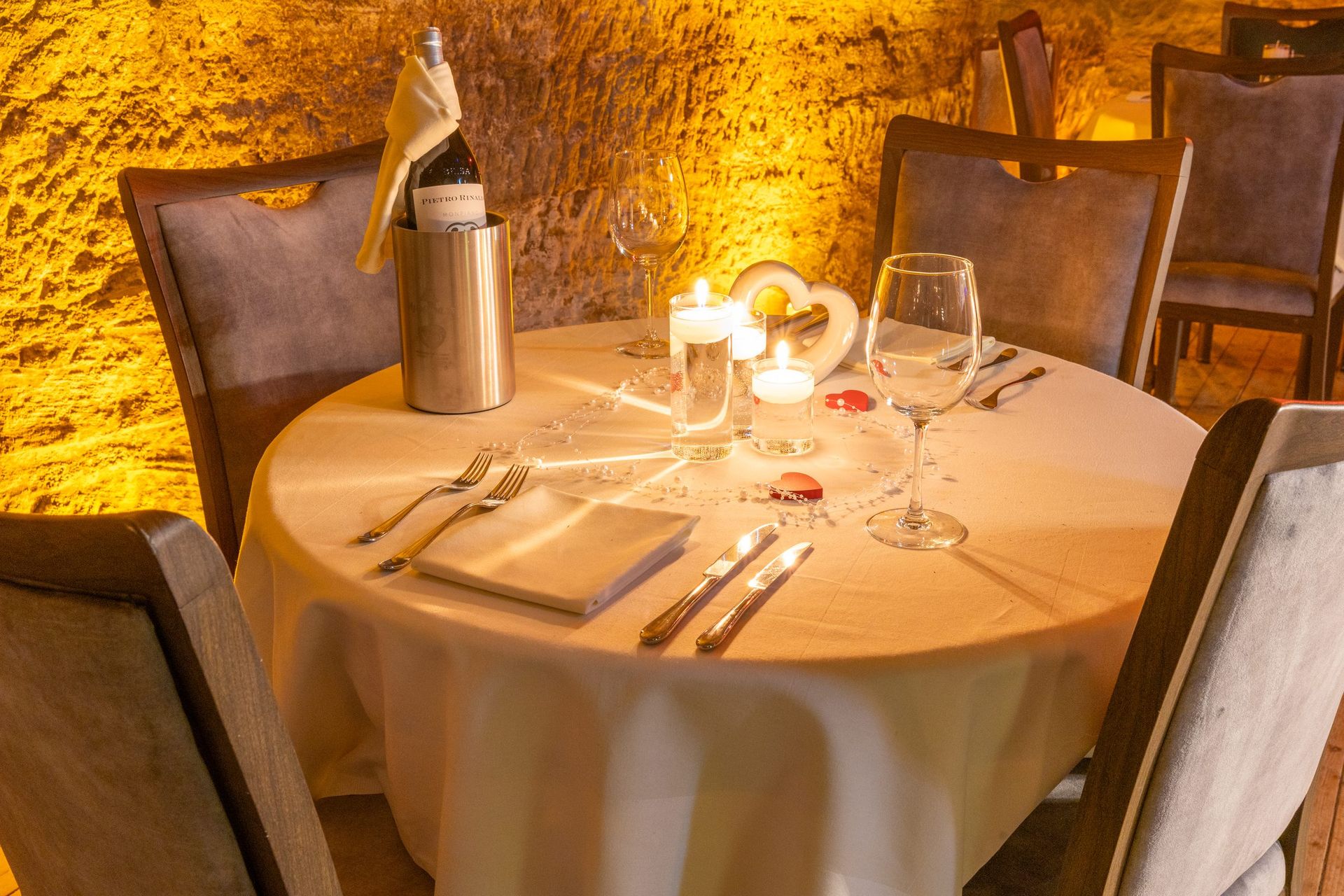 Hochzeit: Restaurant – liebevoll gedeckter runder Tisch. - Felsenkeller Pfullendorf