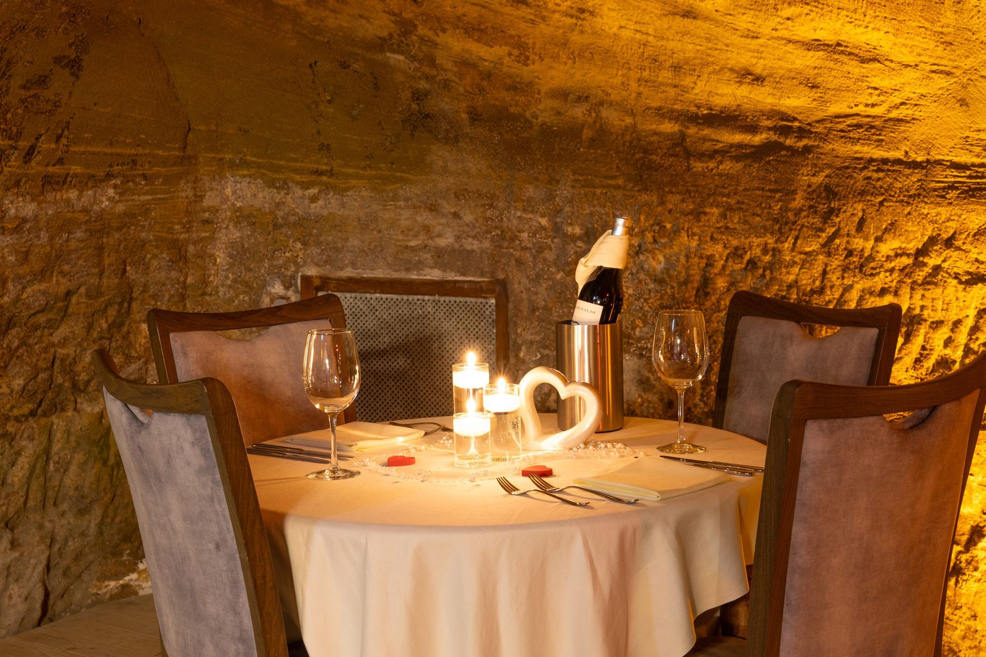 Hochzeit: Restaurant – stimmungsvoller Tisch mit Kerzenlicht. - Felsenkeller Pfullendorf