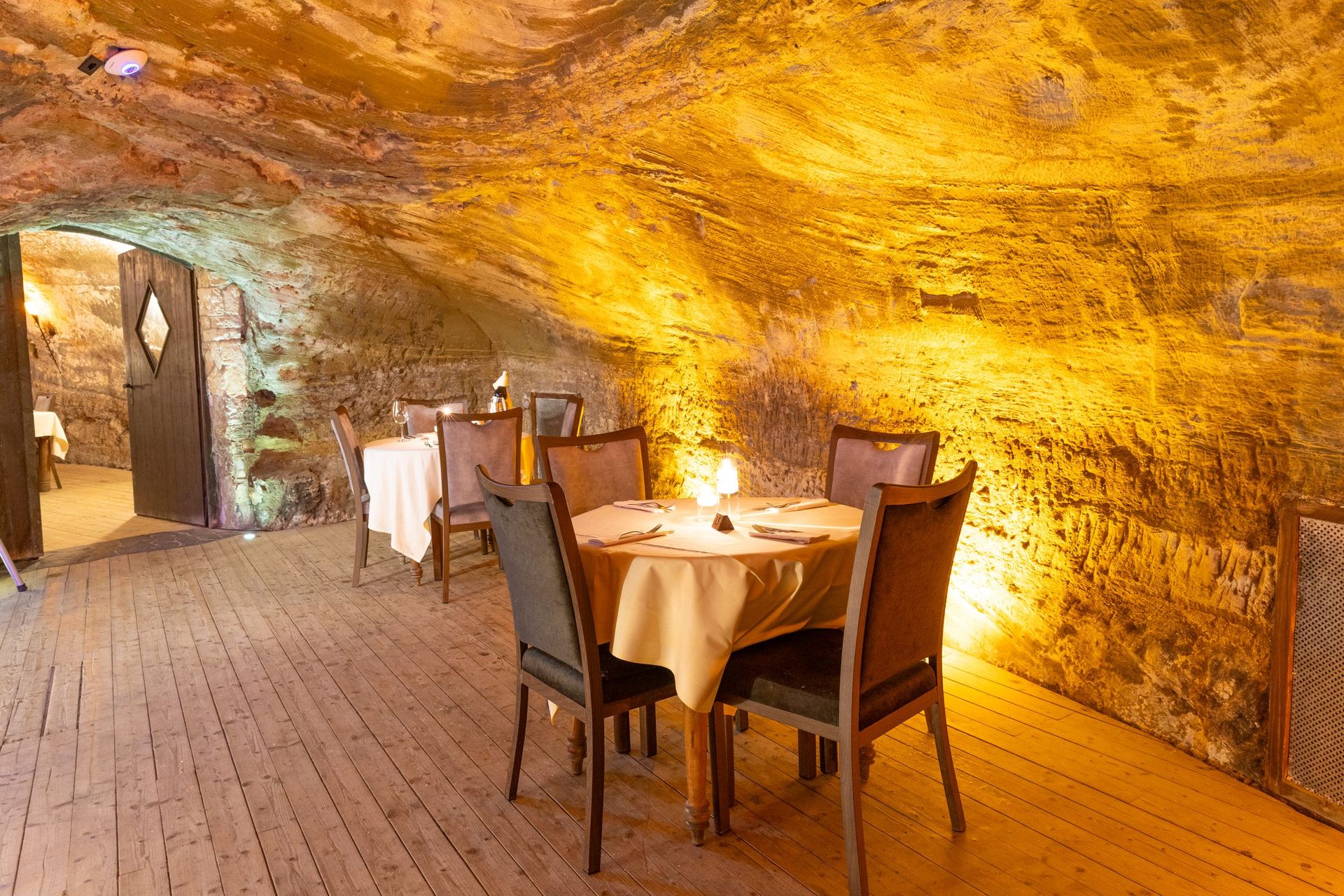 Hochzeit: Restaurant – Sitzplätze im historischen Steingewölbe. - Felsenkeller Pfullendorf