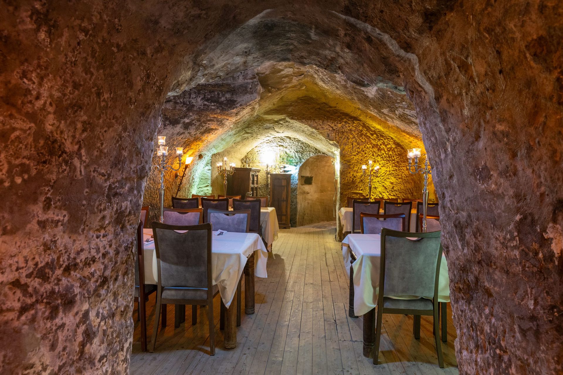 Hochzeit: Restaurant – Blick durch die historischen Gewölbebögen. - Felsenkeller Pfullendorf