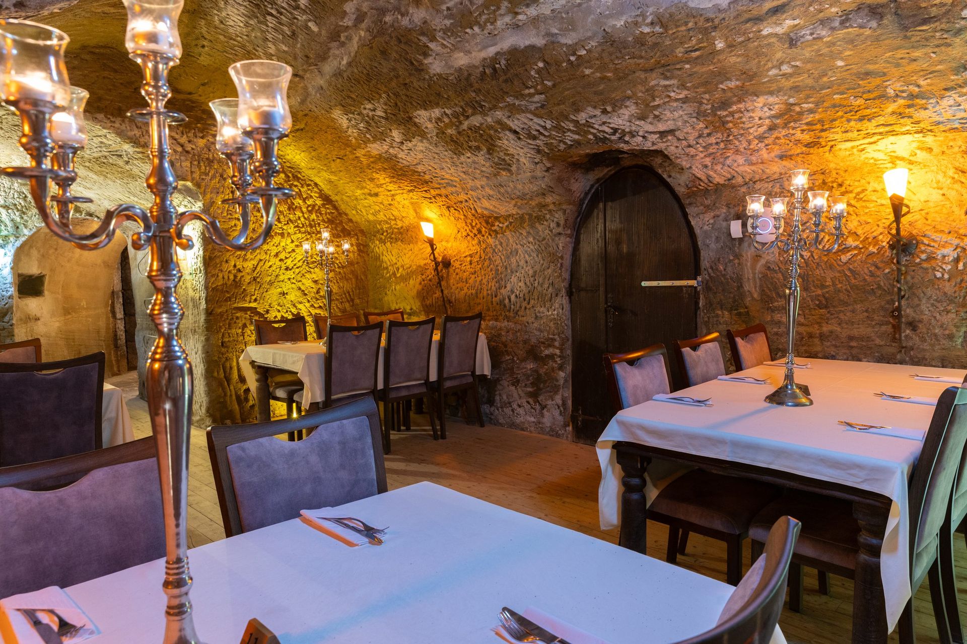 Hochzeit: Restaurant – gedeckte Tische und historische Holztür. - Felsenkeller Pfullendorf