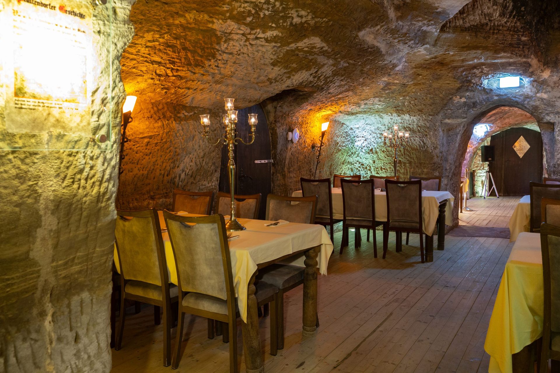 Hochzeit: Restaurant – gemütliche Sitzgruppen im Felsenkeller. - Felsenkeller Pfullendorf