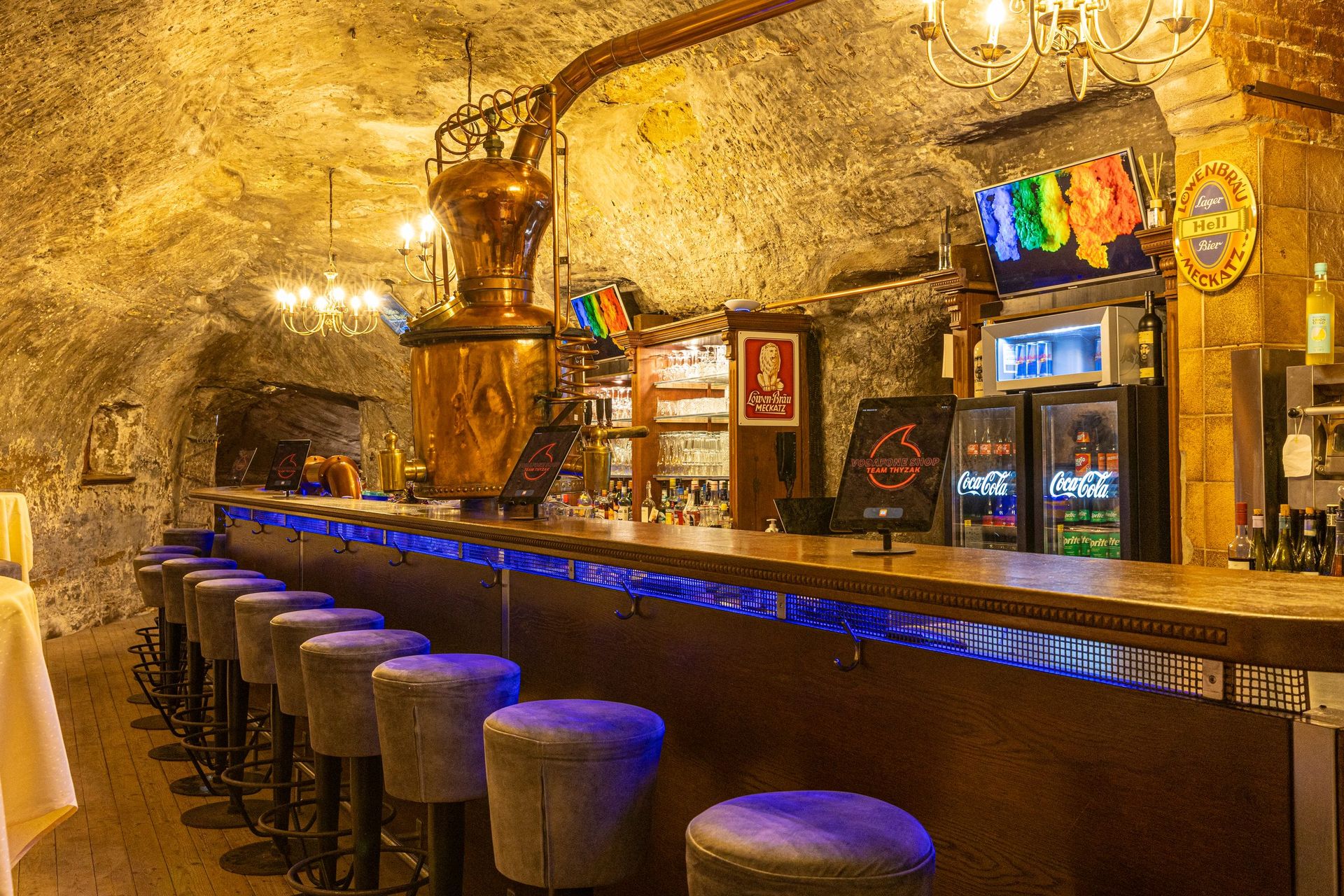 Hochzeit: Bar – beleuchtete Theke im historischen Gewölbe. - Felsenkeller Pfullendorf
