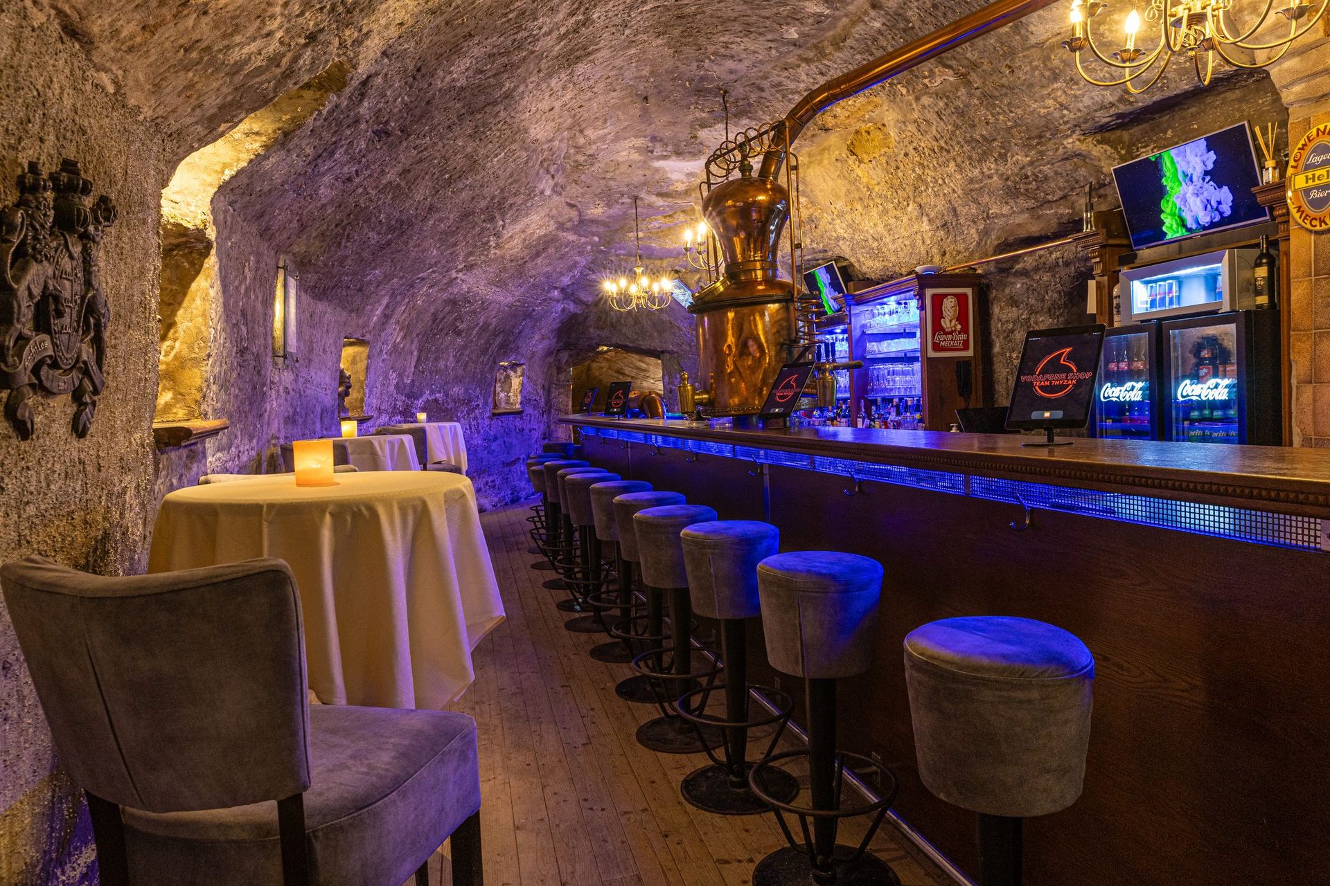 Hochzeit: Bar – Sitzplätze an der Theke und Stehtisch. - Felsenkeller Pfullendorf