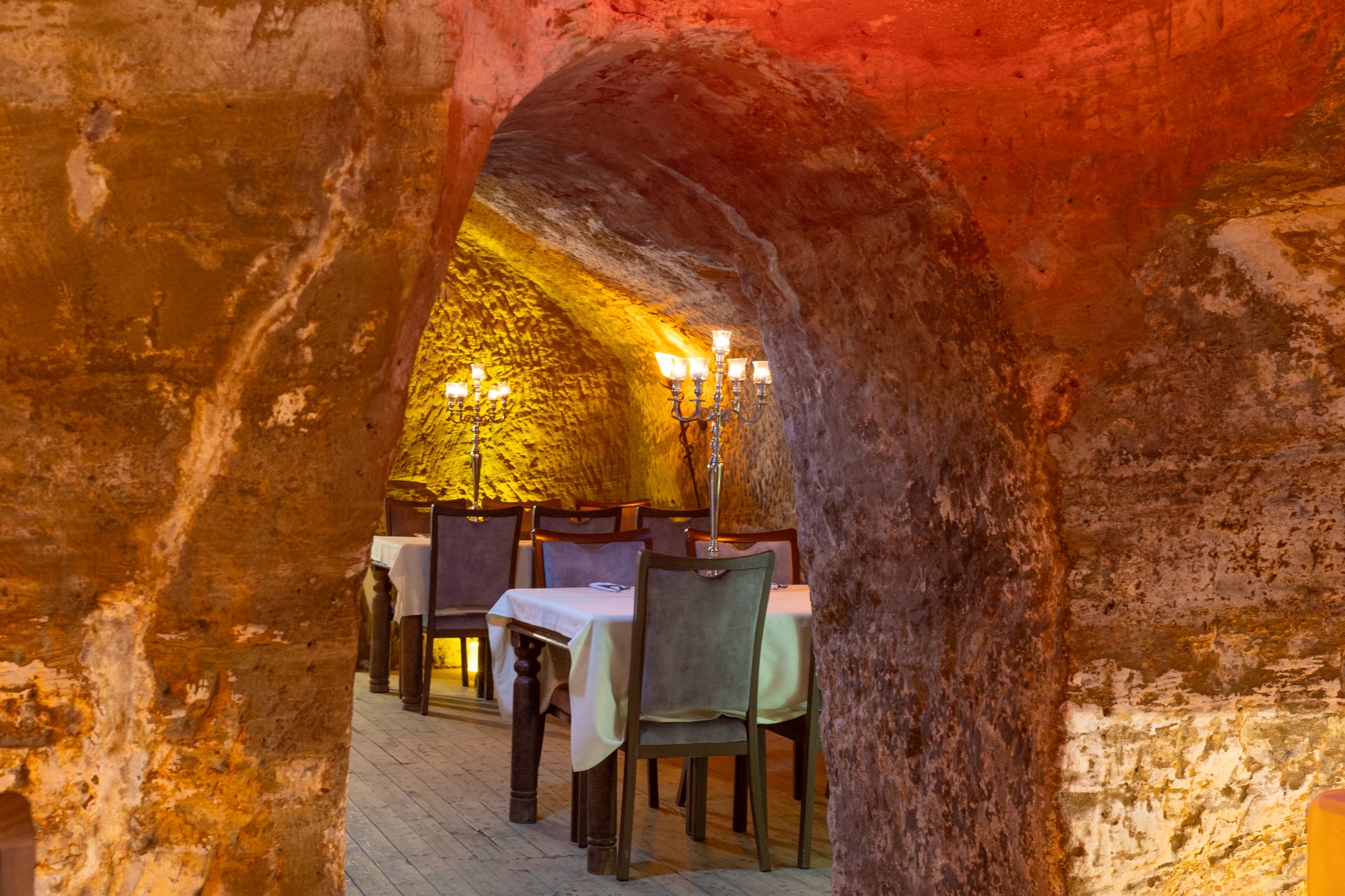 Hochzeit: Restaurant – Blick durch den historischen Gewölbebogen. - Felsenkeller Pfullendorf