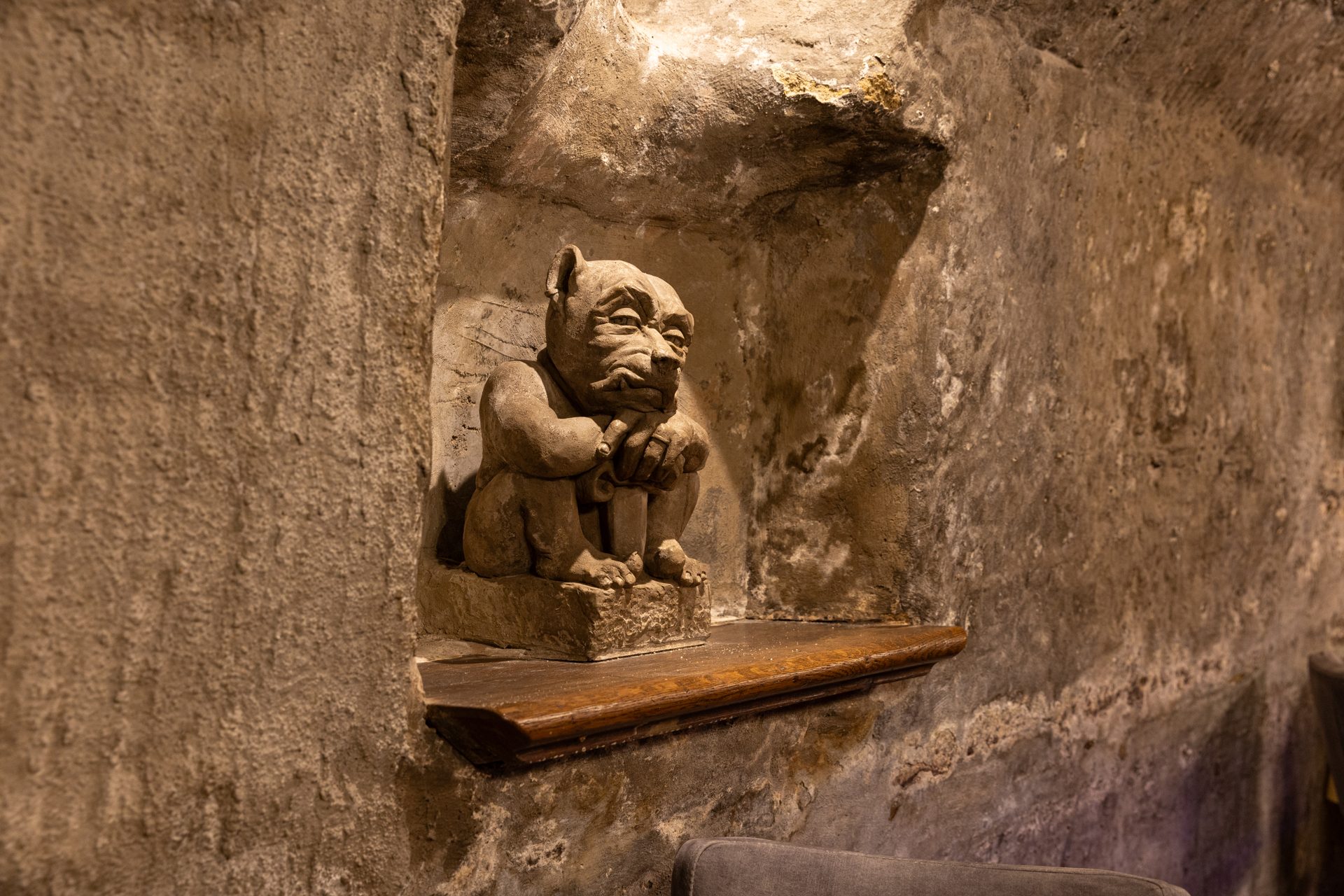 Hochzeit: Felsenkeller – dekoratives Detail im historischen Stein. - Felsenkeller Pfullendorf