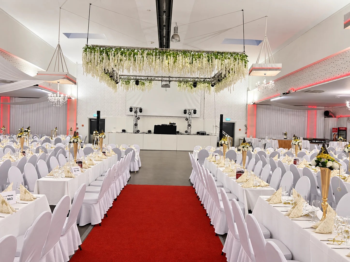 Bruiloft - Aurich - Lange Tafeln, roter Teppich und Bühne - Metadrom Eventcenter