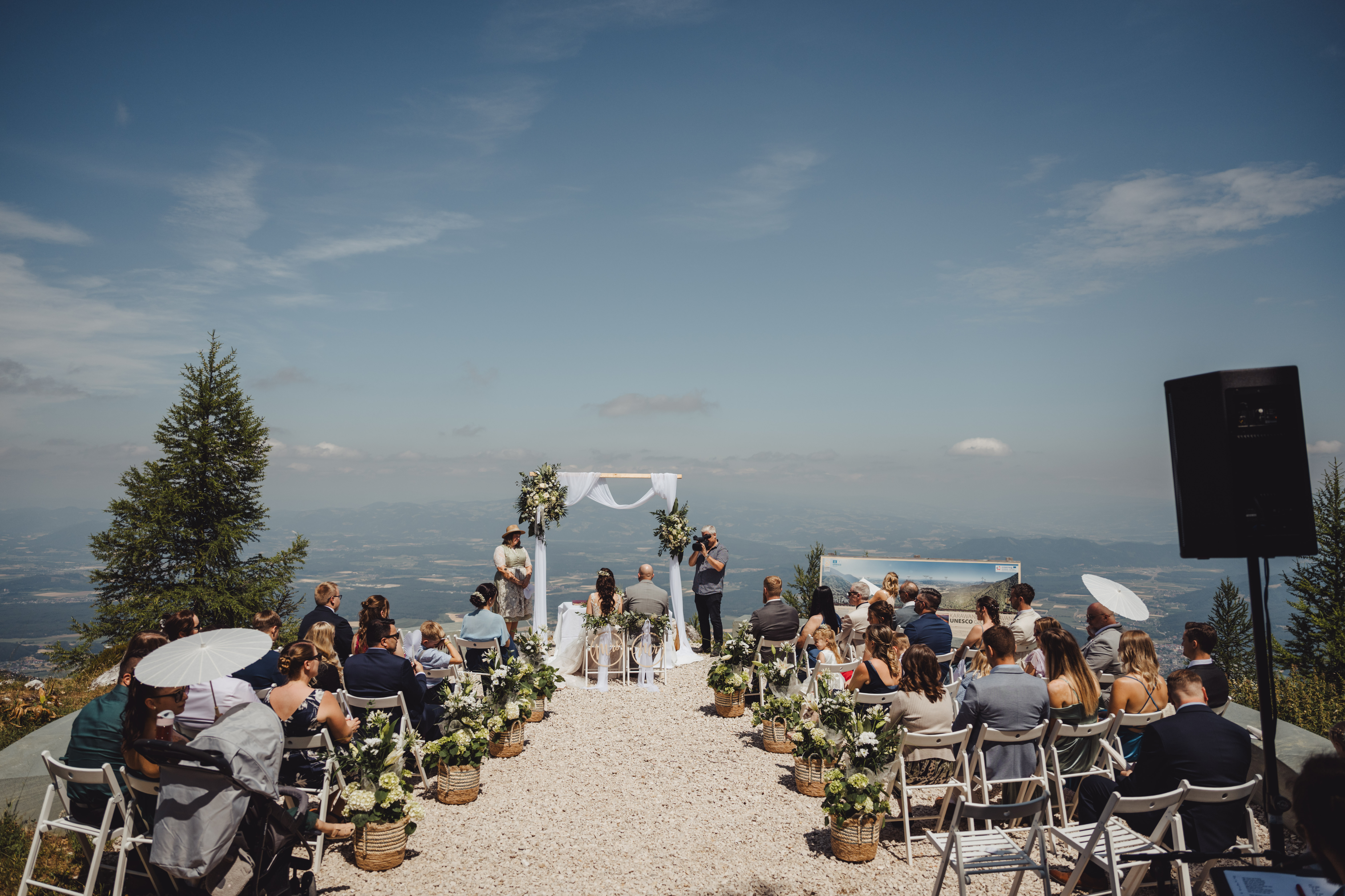 Hochzeitslocation: Gemeinsam mit Familie und Freunden feiern: Unsere Hochzeitslocation auf der Petzen bietet Platz für bis zu 120 Personen und schafft einen unvergesslichen Rahmen für eure Hochzeit in Südkärnten. - Panoramarestaurant Oben