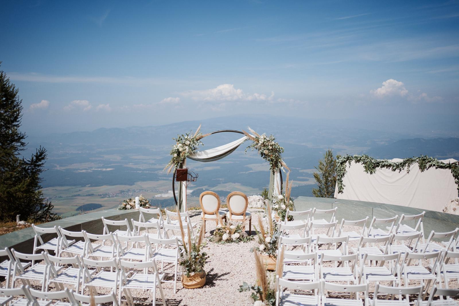 Hochzeitslocation: Ihr möchtet standesamtlich in Kärnten heiraten? Das Panoramarestaurant oben auf der Petzen verbindet eine außergewöhnliche Bergkulisse mit stilvollem Ambiente für eure persönliche Hochzeitsfeier. - Panoramarestaurant Oben