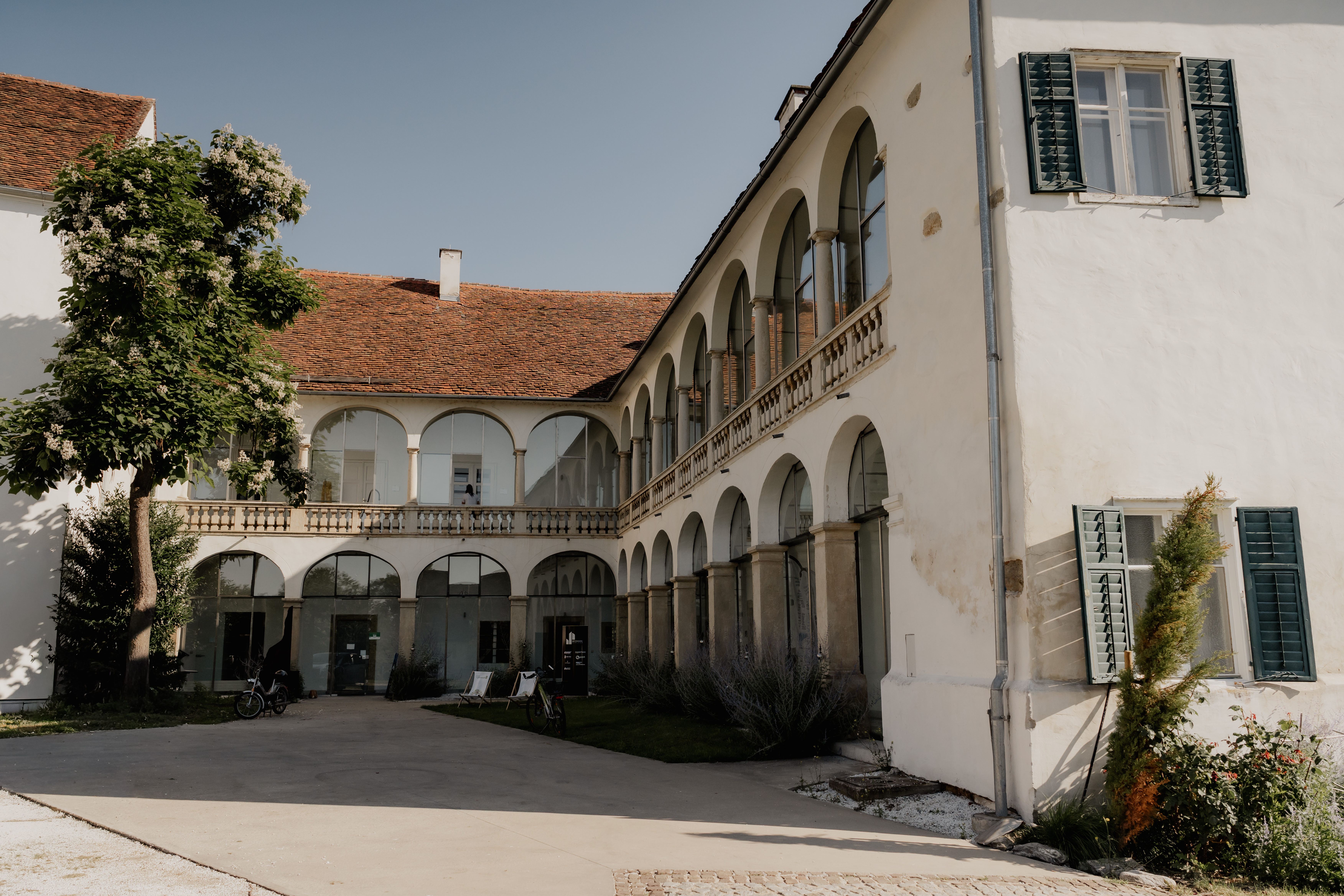 Wedding - Styria - Das Schloss Hartberg ist eine besondere Adresse für Paare, die von einer Hochzeit in historischem Ambiente träumen. - Schloss Hartberg - Weddings by Mikeli