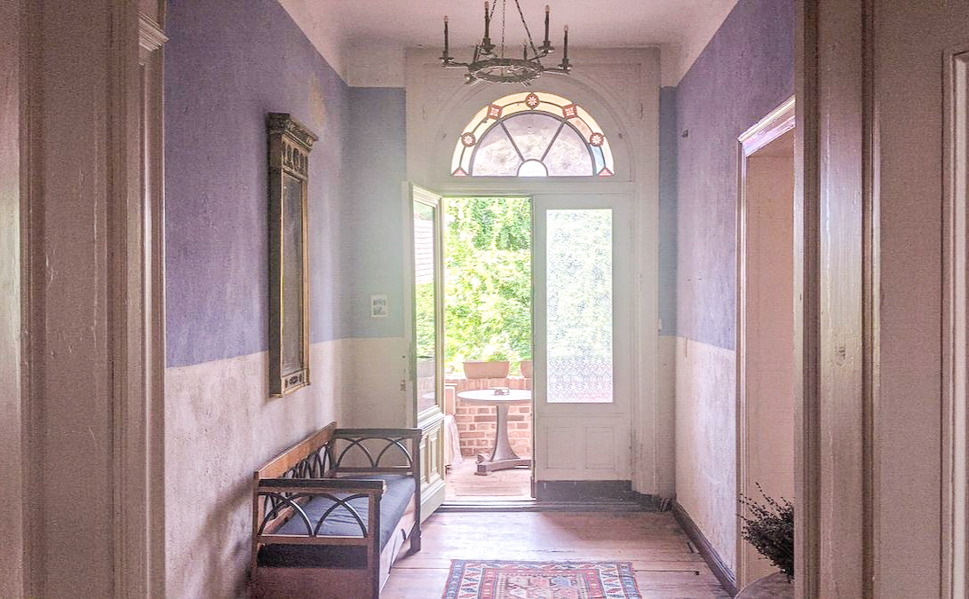 Hochzeit: Eingang zur Belle Etage im Gutshaus. - projektraum-drahnsdorf.de